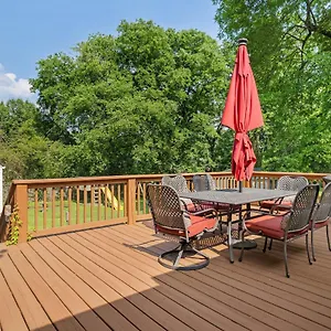 Neighborhood Retreat, Large Yard, Fire Pit Holiday home