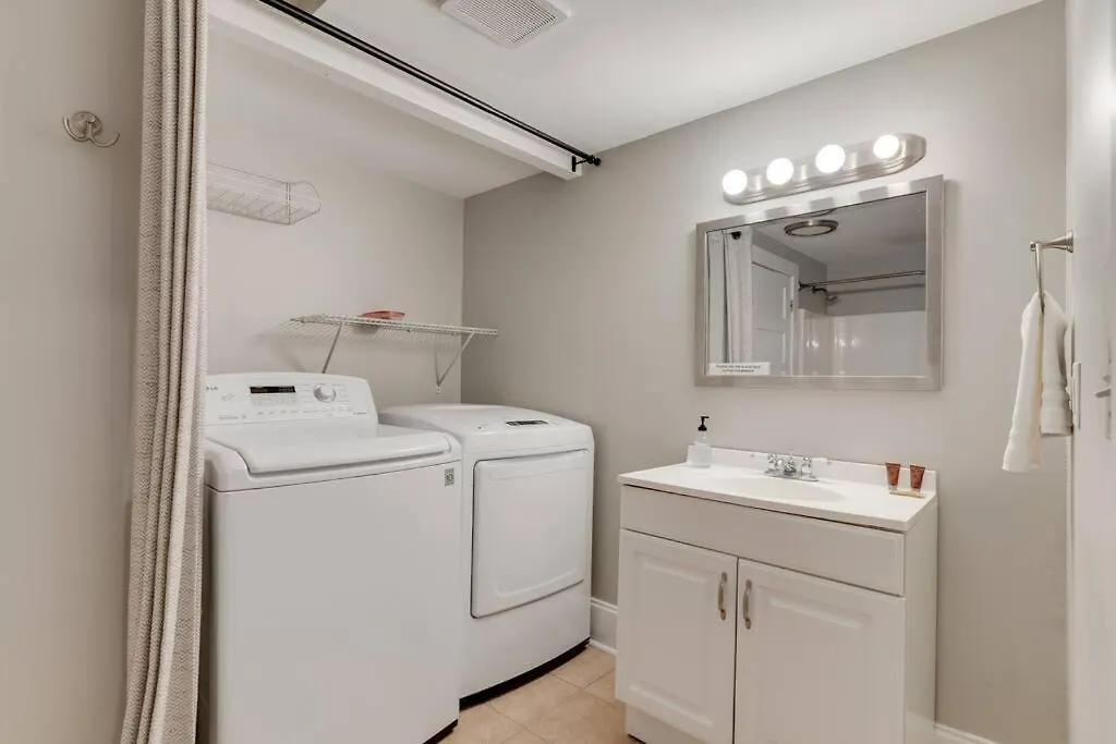 East Nash Retreat- Sleeps 10, Yard, Walk To Bars! Villa Nashville
