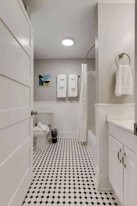 East Nash Retreat- Sleeps 10, Yard, Walk To Bars! Villa Nashville 0*,