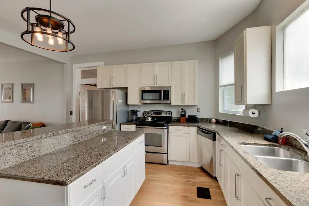 Holiday home East Nash Retreat- Sleeps 10, Yard, Walk To Bars! Villa Nashville United States