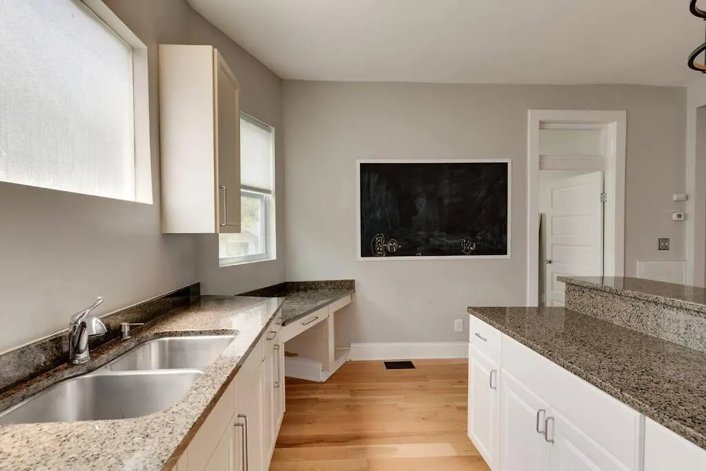 Holiday home East Nash Retreat- Sleeps 10, Yard, Walk To Bars! Villa Nashville United States