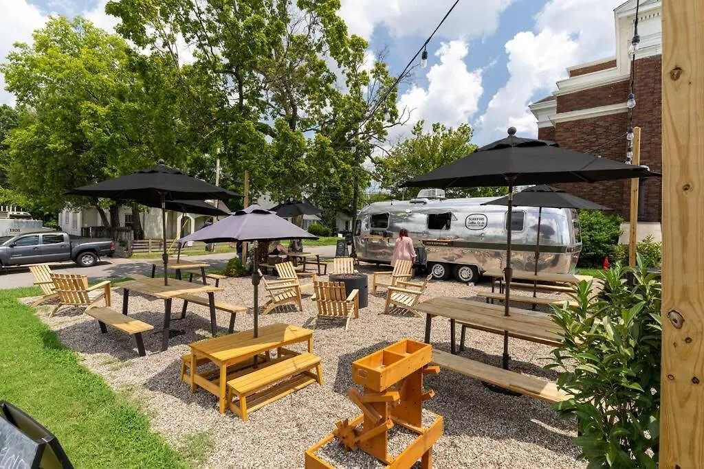 East Nash Retreat- Sleeps 10, Yard, Walk To Bars! Villa Nashville