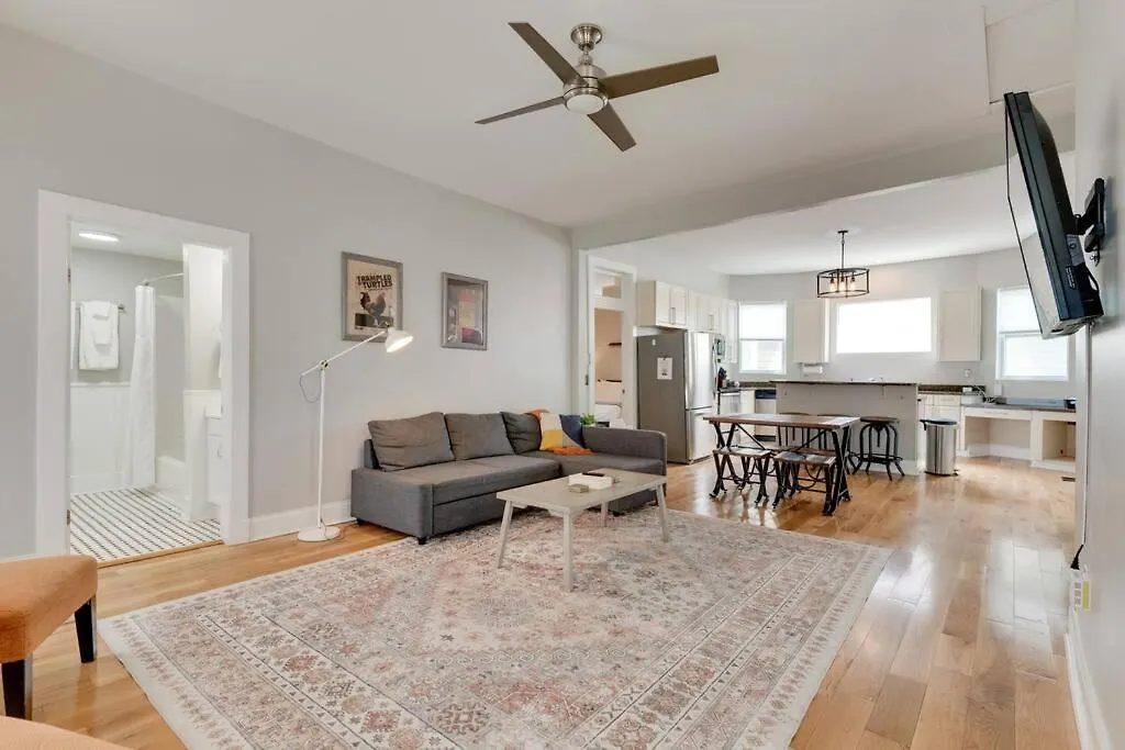 East Nash Retreat- Sleeps 10, Yard, Walk To Bars! Villa Nashville Holiday home