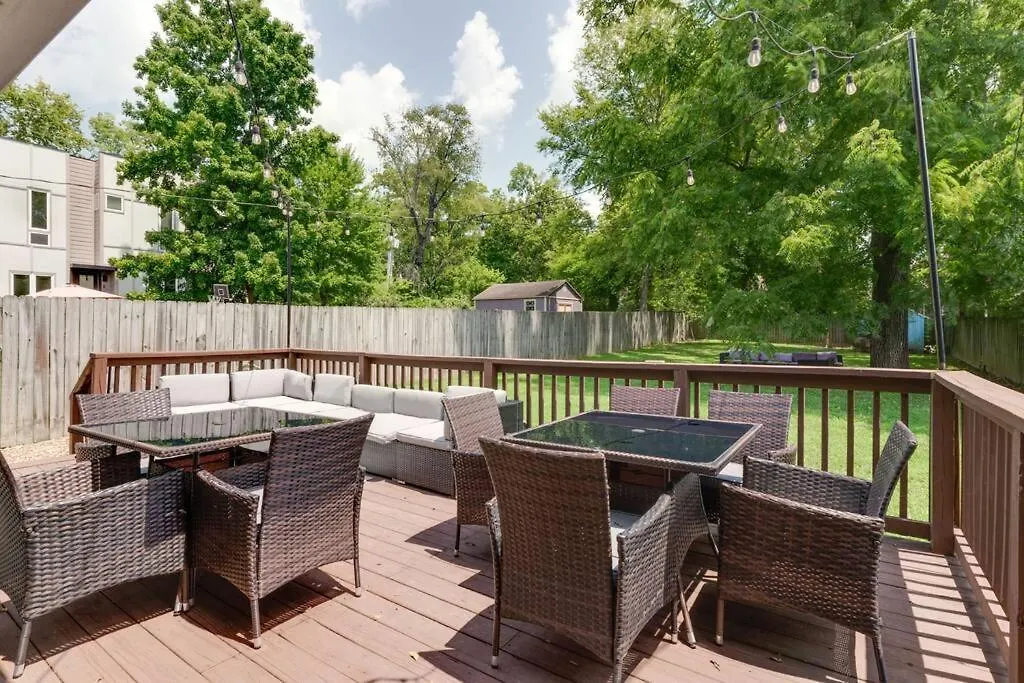 Holiday home East Nash Retreat- Sleeps 10, Yard, Walk To Bars! Villa Nashville United States