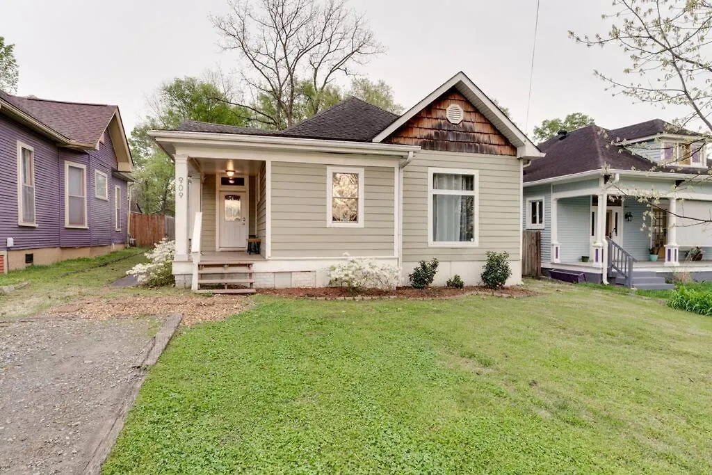 East Nash Retreat- Sleeps 10, Yard, Walk To Bars! Villa Nashville