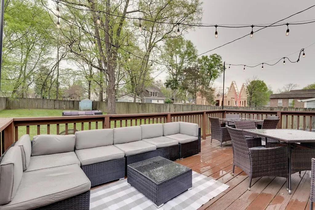 East Nash Retreat- Sleeps 10, Yard, Walk To Bars! Villa Nashville Holiday home